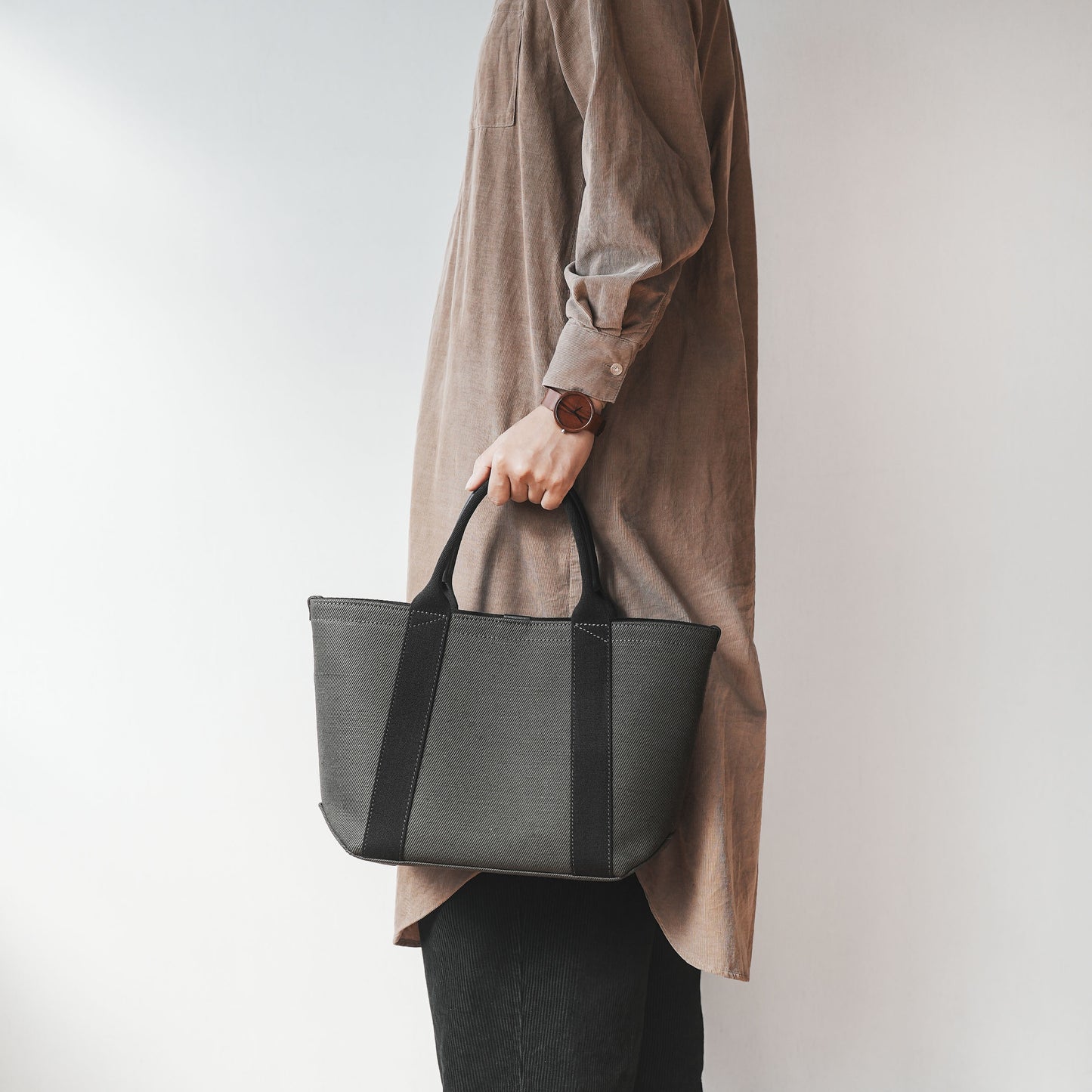 倉敷の綿麻帆布とヌメ革で仕立てた 丈夫で軽量なトートM <カーキ khaki>
