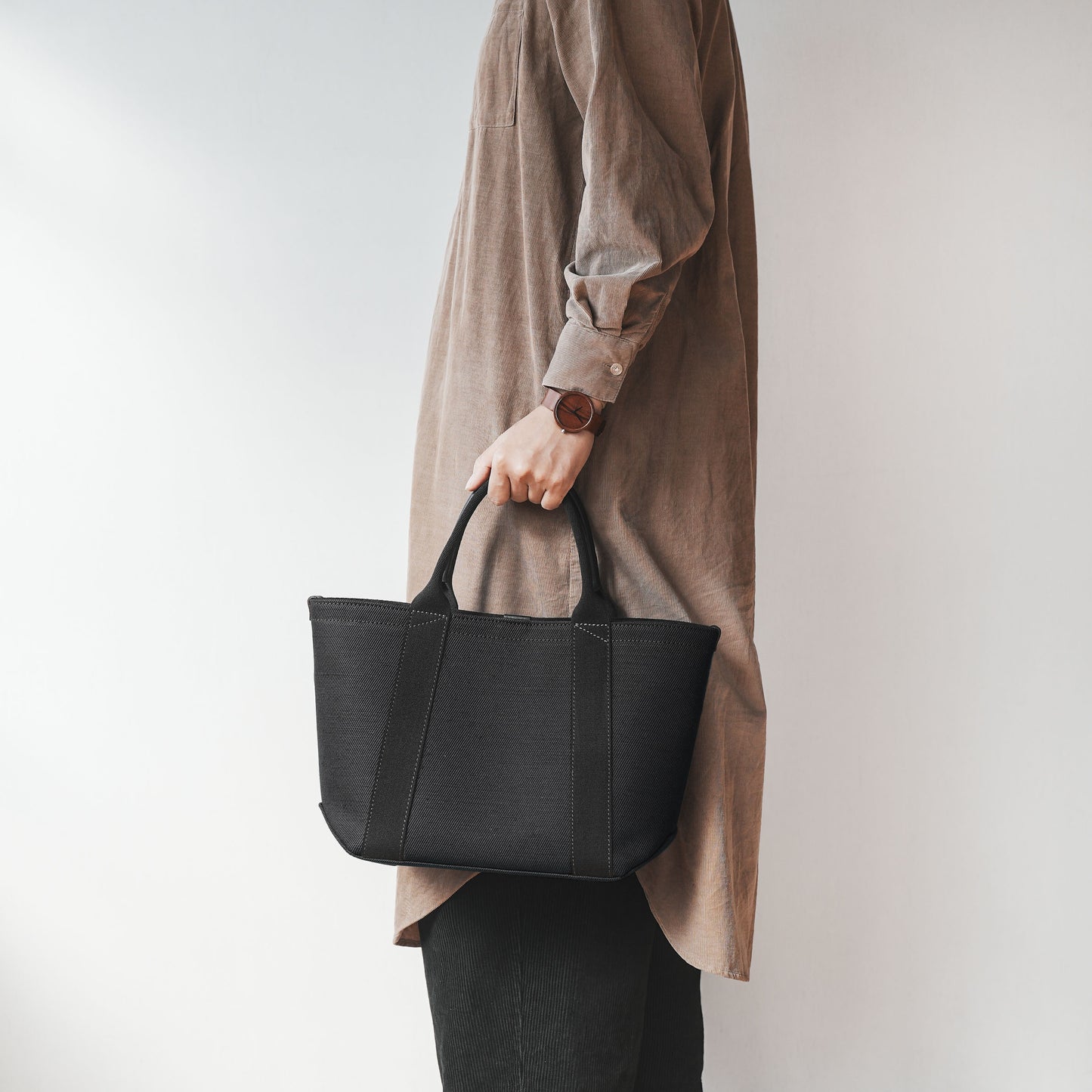 倉敷の綿麻帆布とヌメ革で仕立てた 丈夫で軽量なトートM <ブラック black>