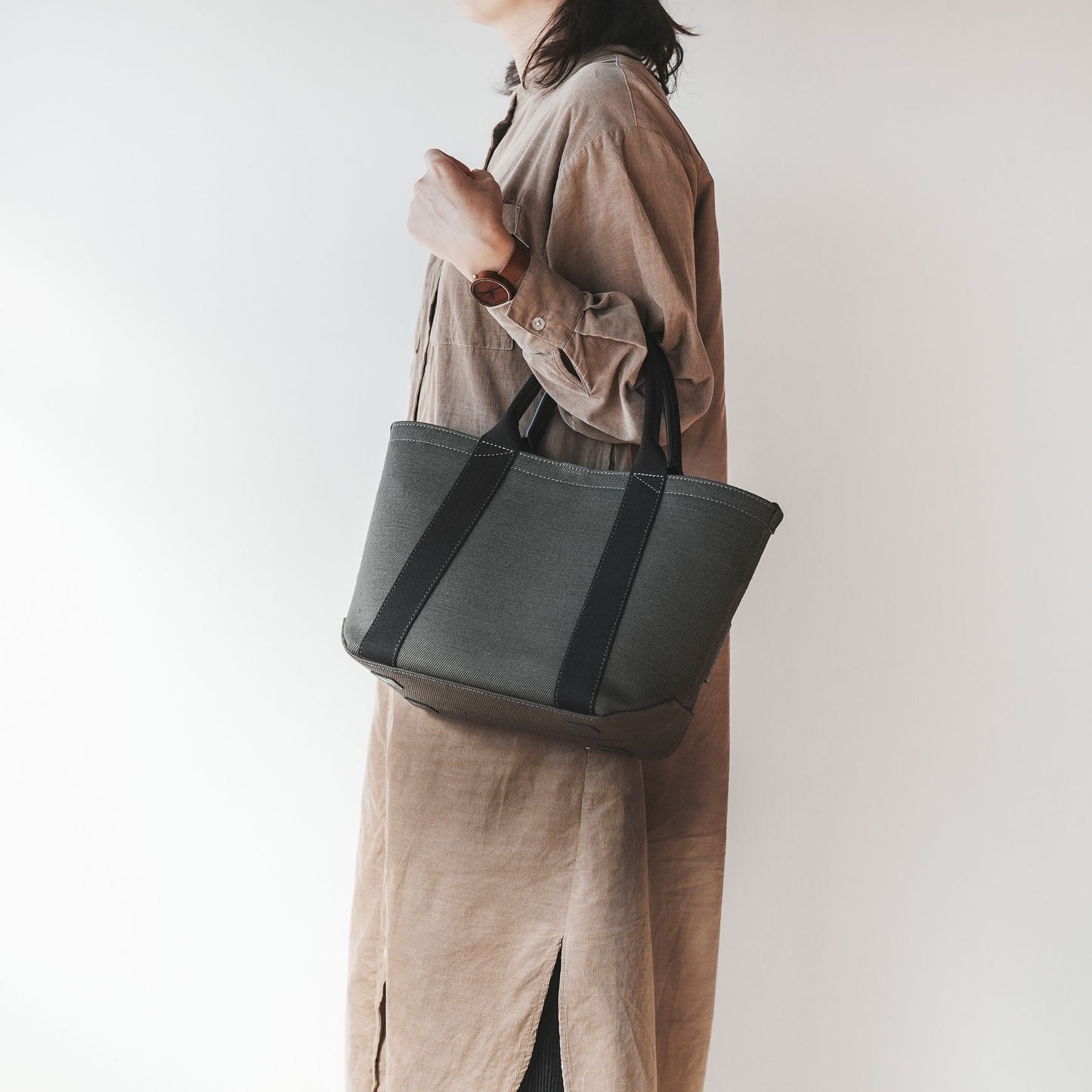 倉敷の綿麻帆布とヌメ革で仕立てた 丈夫で軽量なトートM <カーキ khaki>