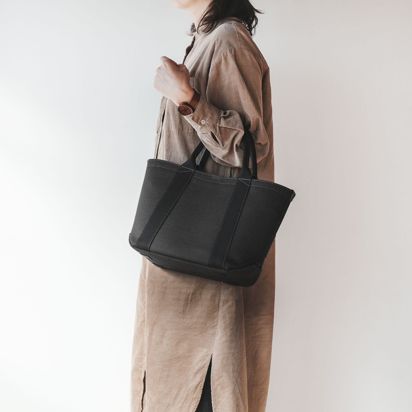 倉敷の綿麻帆布とヌメ革で仕立てた 丈夫で軽量なトートM <ブラック black>