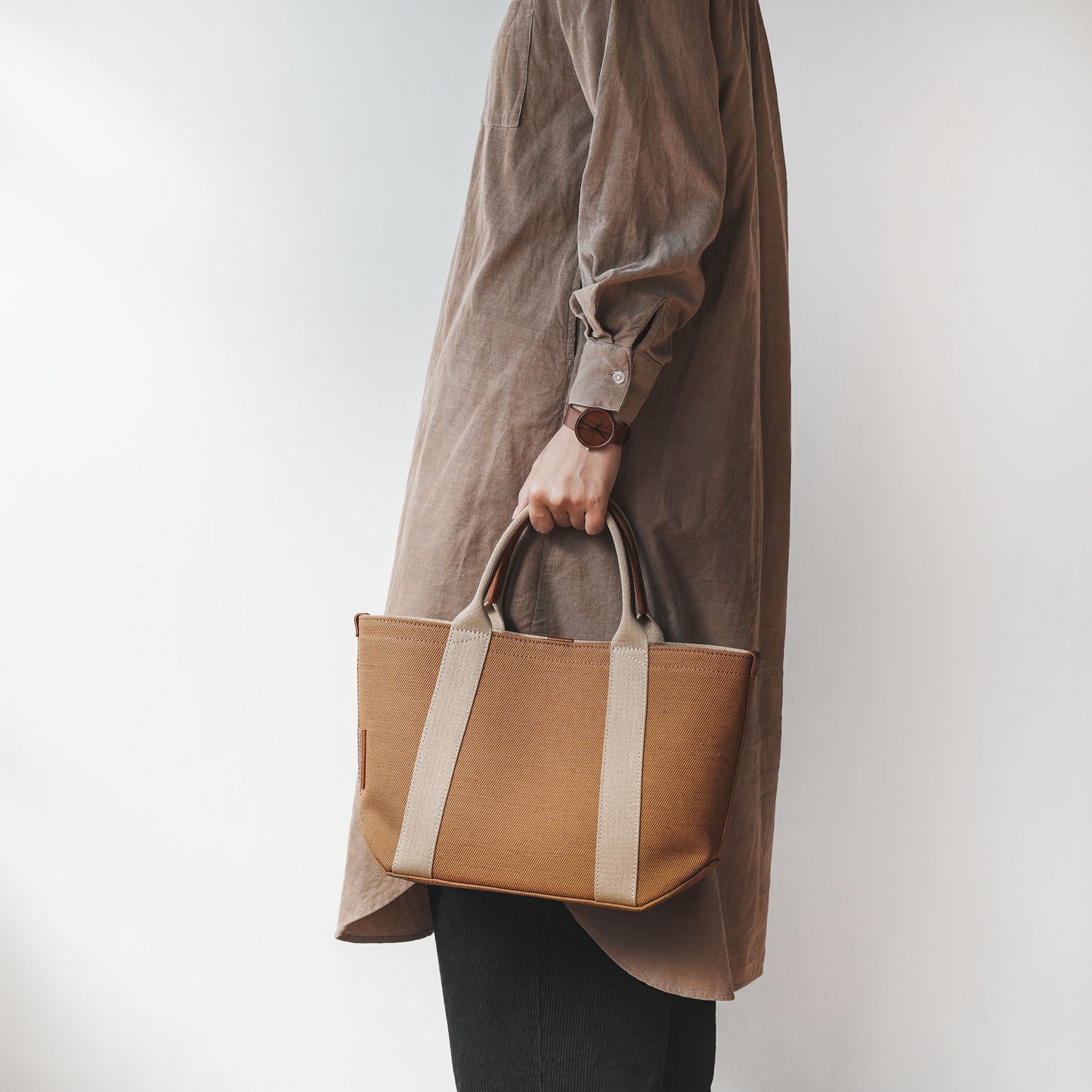 倉敷の綿麻帆布とヌメ革で仕立てた 丈夫で軽量なトートM <キャメル camel>