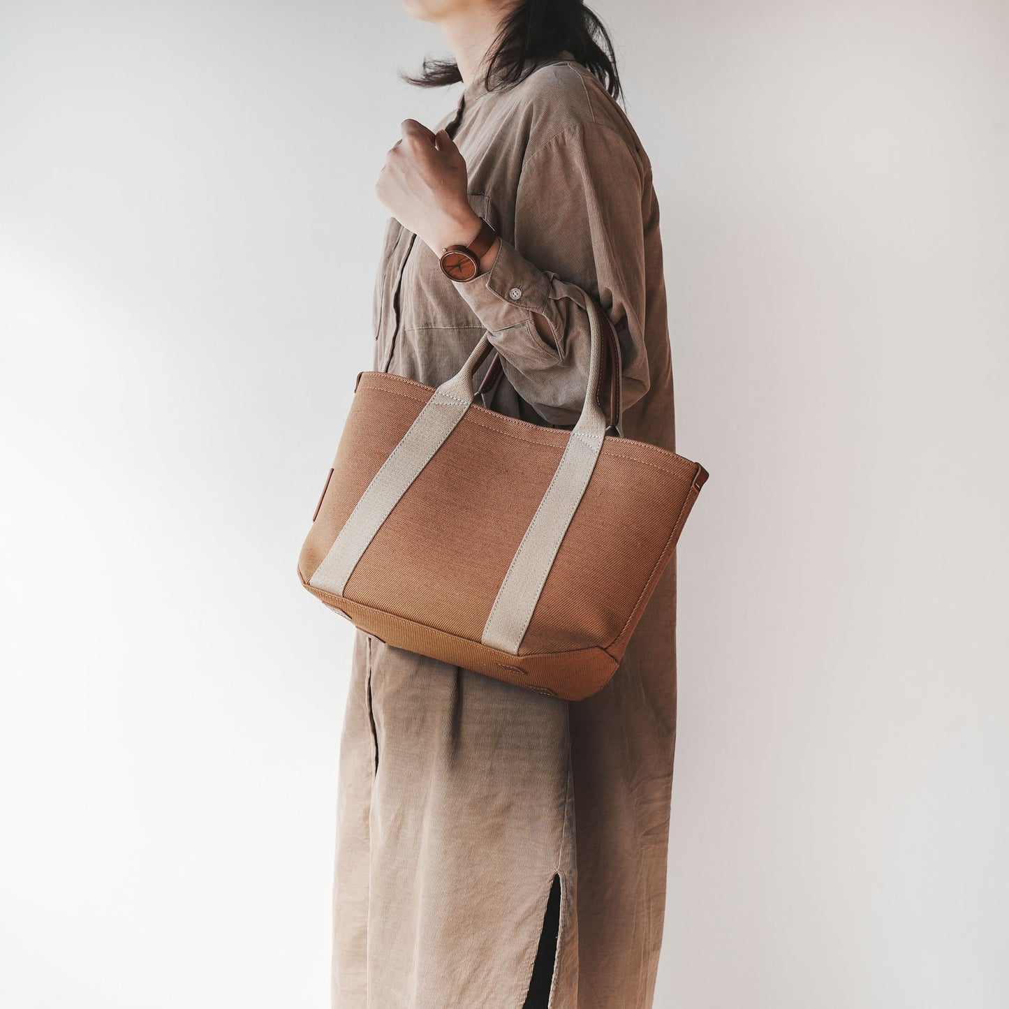 倉敷の綿麻帆布とヌメ革で仕立てた 丈夫で軽量なトートM <キャメル camel>