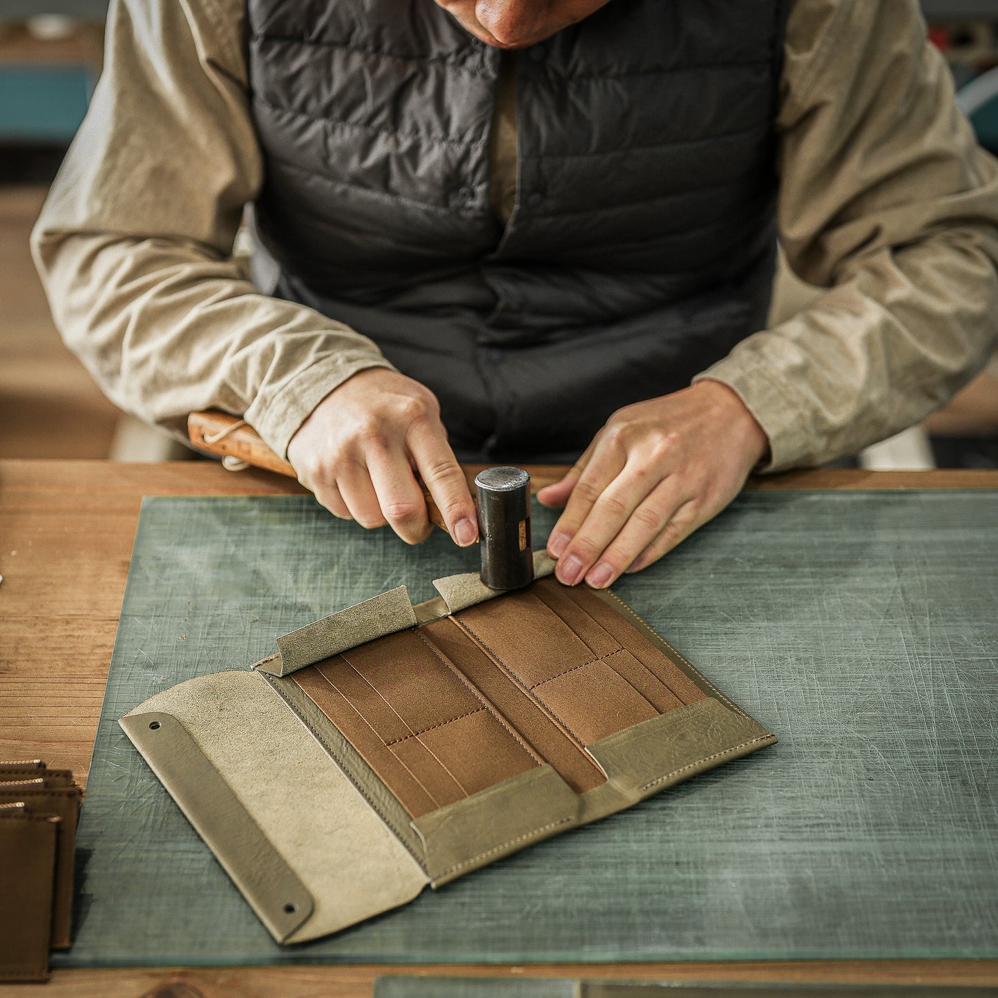 【金具を隠した一枚革】ふっくらと包み込む、くるみホックの長財布。イタリア革 <パープル>