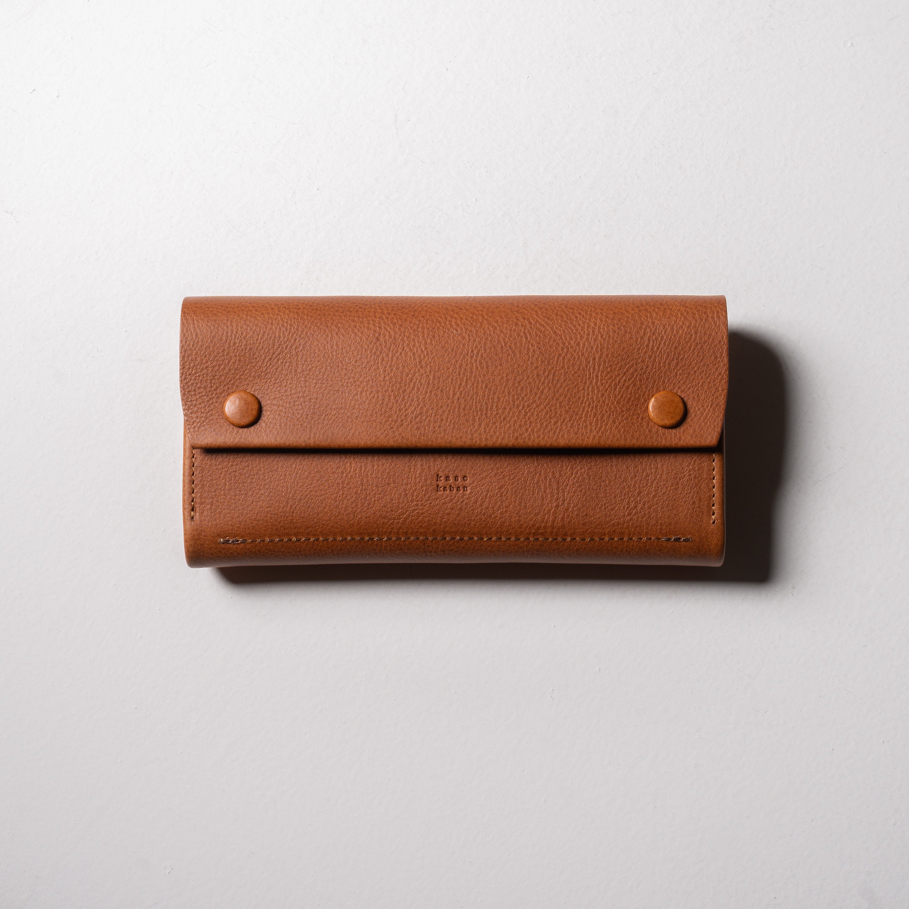 金具を隠した一枚革】ふっくらと包み込む、くるみホックの長財布