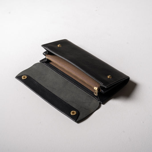 【金具を隠した一枚革】ふっくらと包み込む、くるみホックの長財布。イタリア革 <ブラック>