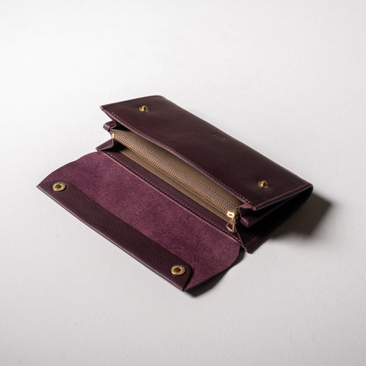 【金具を隠した一枚革】ふっくらと包み込む、くるみホックの長財布。イタリア革 <パープル>