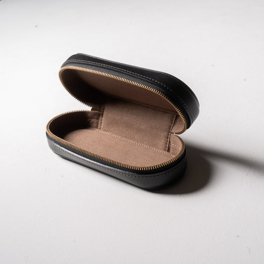 【革の宝箱】大切な眼鏡を守る、凛としたフォルム。イタリア革の立体メガネケース <ブラック>