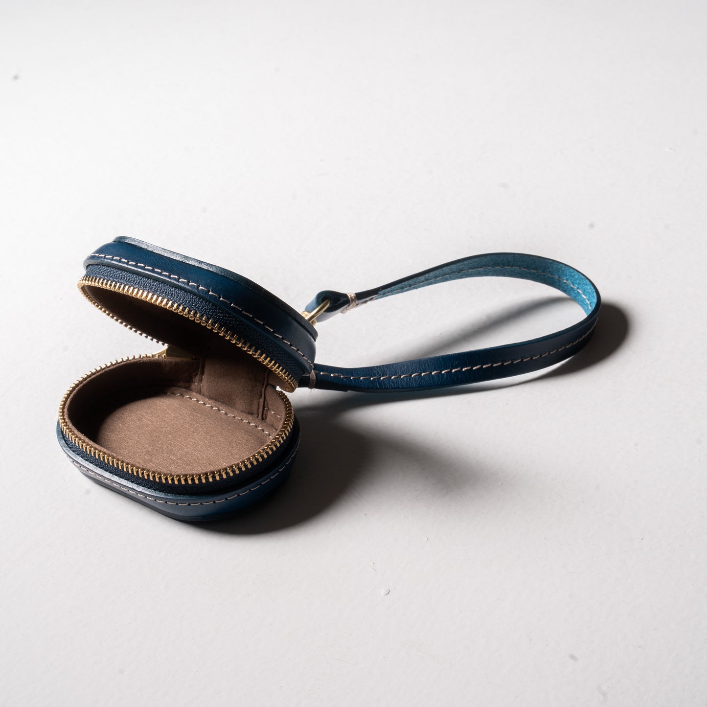 【革の宝箱】手のひらに収まる、優しい丸み。AirPodsが入る本革ミニケース < ブルー>