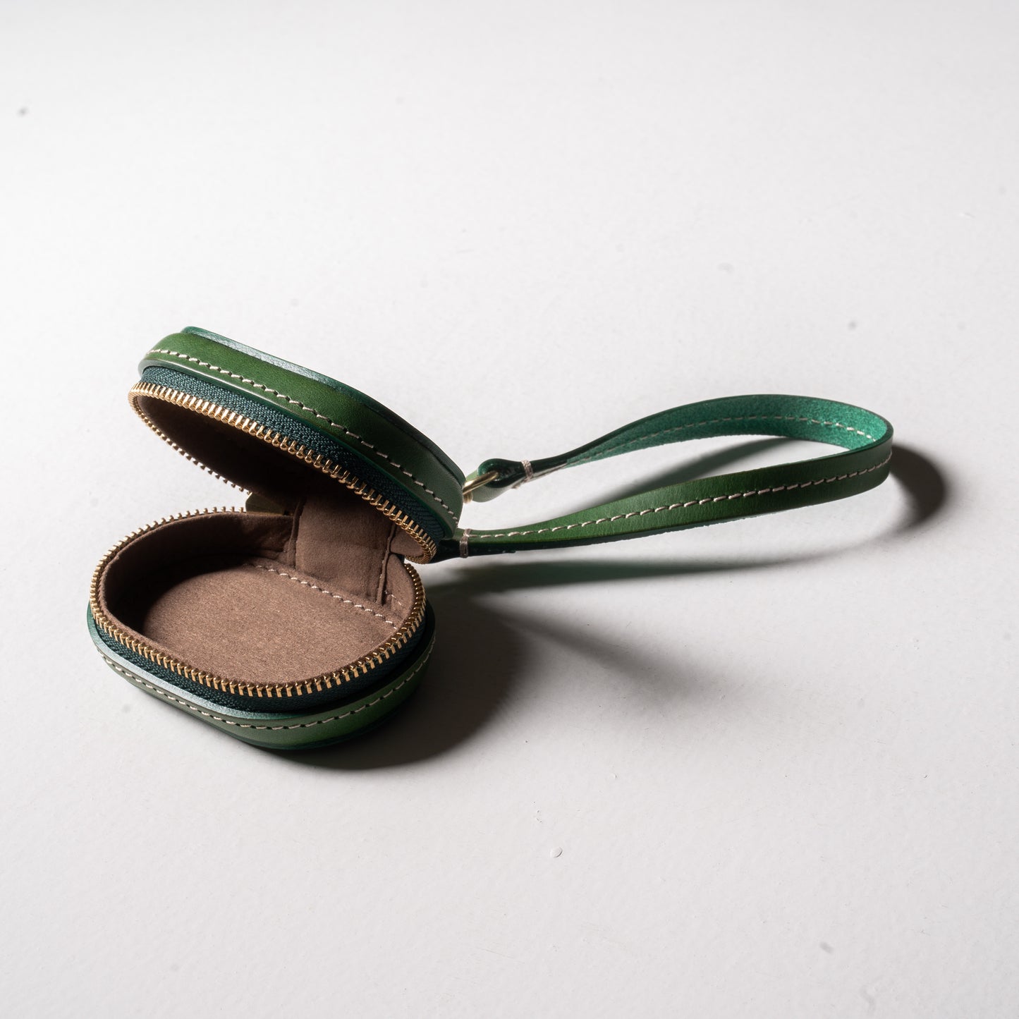 【革の宝箱】手のひらに収まる、優しい丸み。AirPodsが入る本革ミニケース < グリーン>