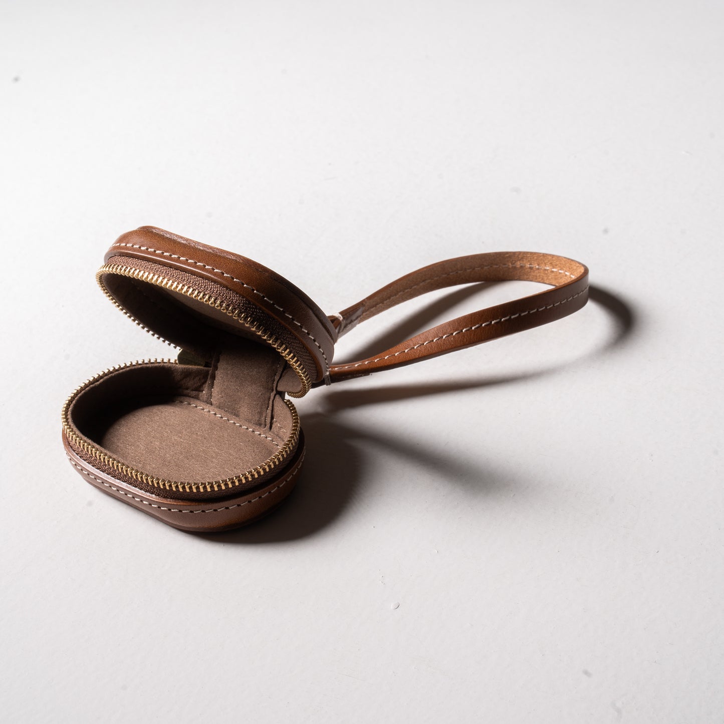 【革の宝箱】手のひらに収まる、優しい丸み。AirPodsが入る本革ミニケース < ブラウン>