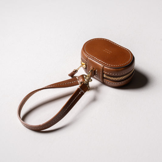 【革の宝箱】手のひらに収まる、優しい丸み。AirPodsが入る本革ミニケース < ブラウン>