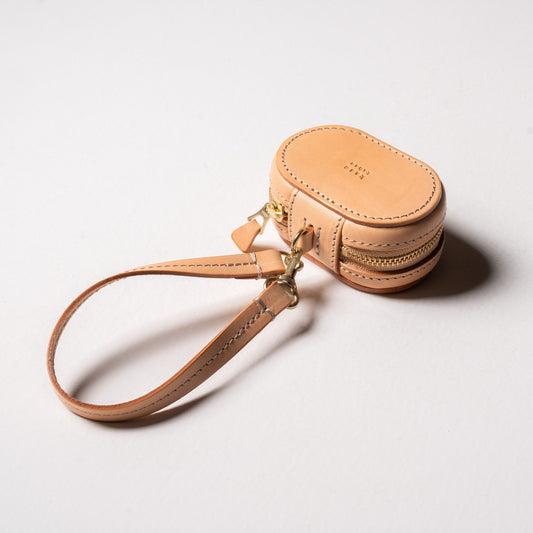 【革の宝箱】手のひらに収まる、優しい丸み。AirPodsが入る本革ミニケース < ヌメ>