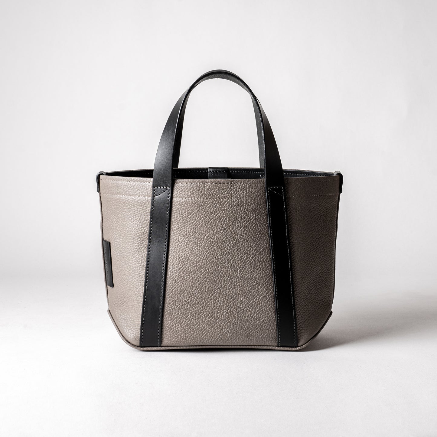 イタリア製レザーで仕立てた軽くて丈夫なトートS <トープ taupe>