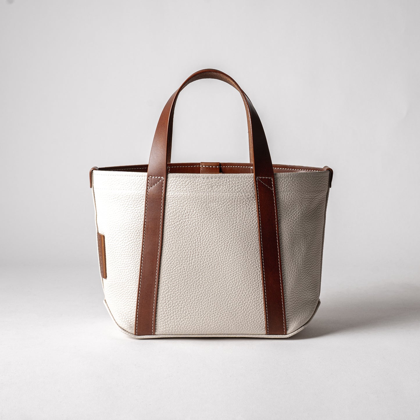 イタリア製レザーで仕立てた軽くて丈夫なトートS <オフホワイト off-white>