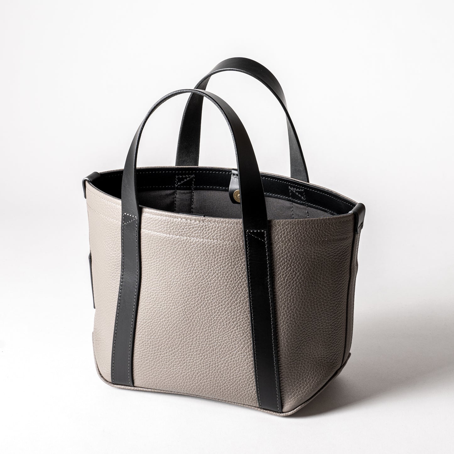 イタリア製レザーで仕立てた軽くて丈夫なトートS <トープ taupe>