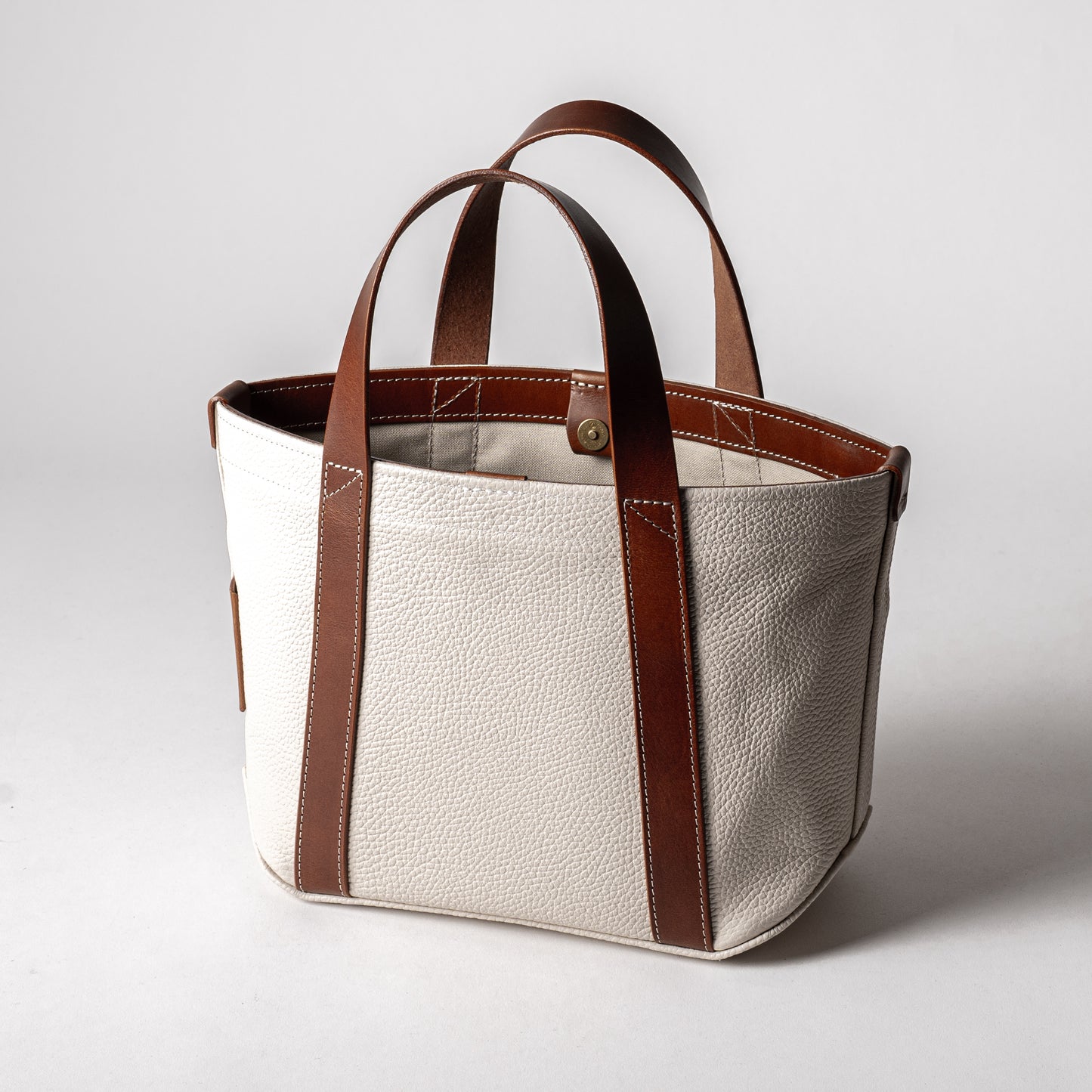 イタリア製レザーで仕立てた軽くて丈夫なトートS <オフホワイト off-white>