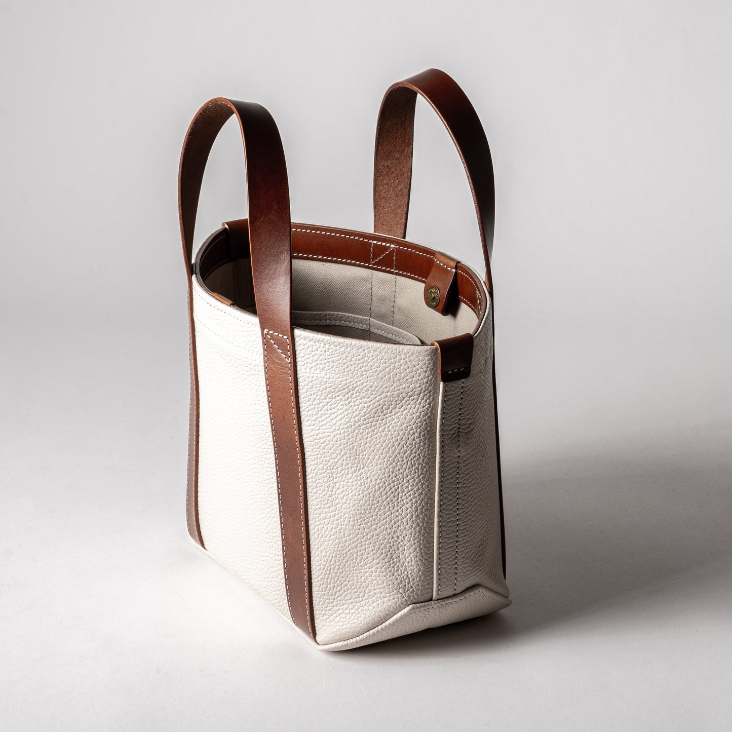 イタリア製レザーで仕立てた軽くて丈夫なトートS <オフホワイト off-white>