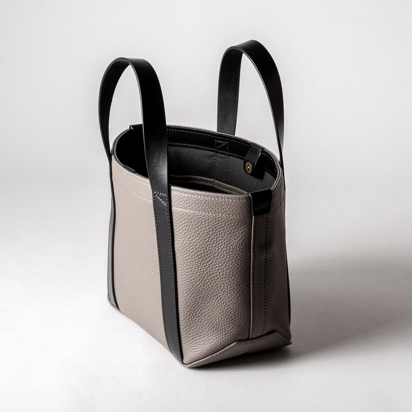 イタリア製レザーで仕立てた軽くて丈夫なトートS <トープ taupe>