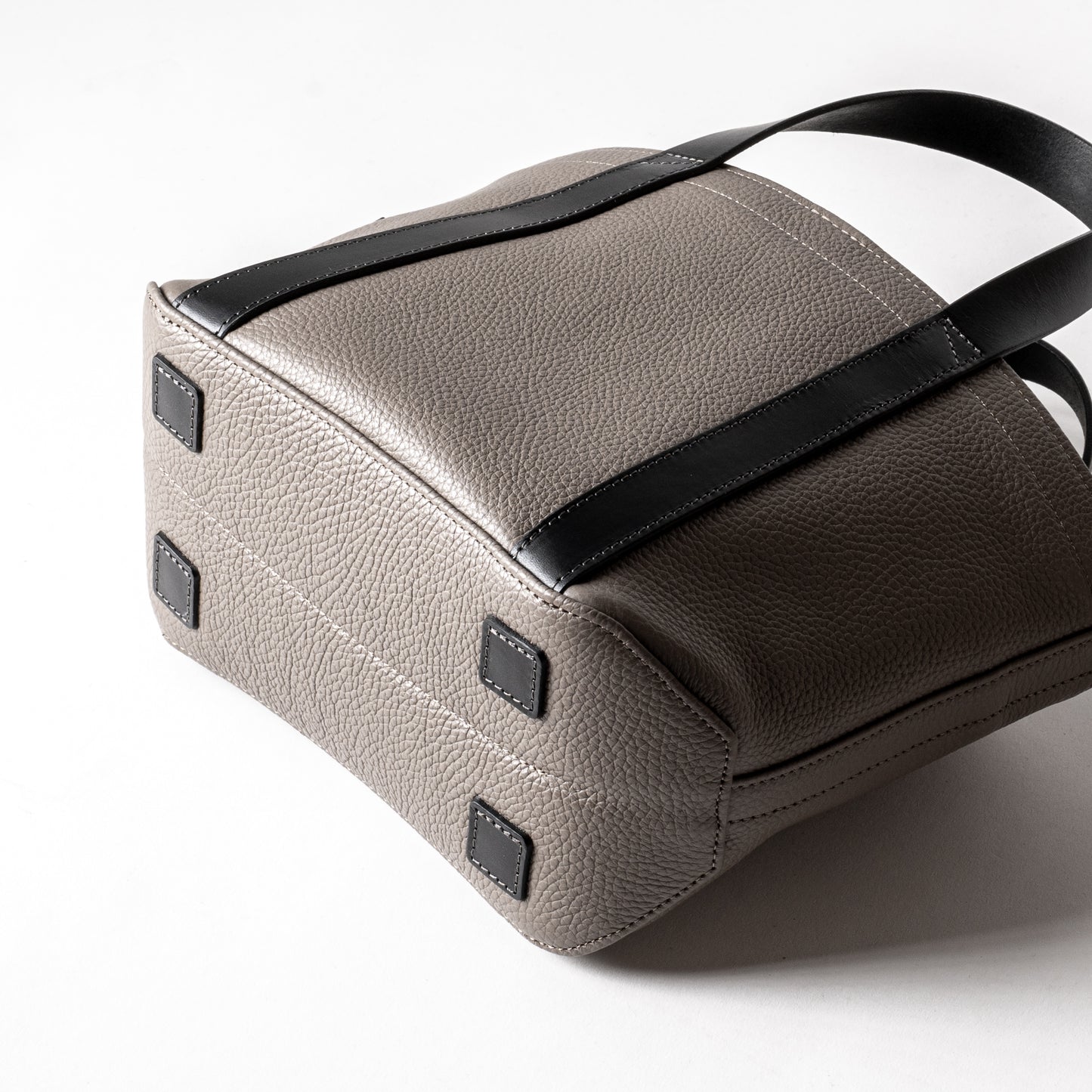 イタリア製レザーで仕立てた軽くて丈夫なトートS <トープ taupe>