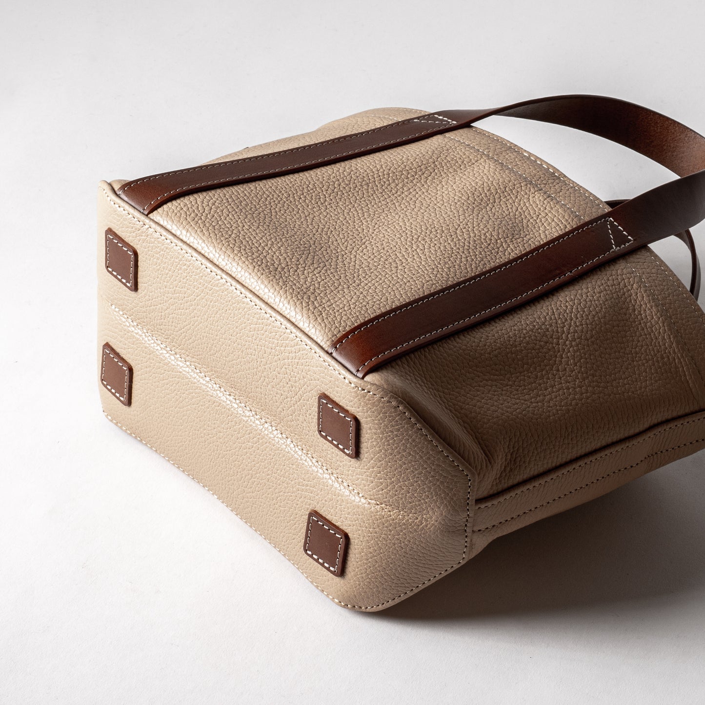 イタリア製レザーで仕立てた軽くて丈夫なトートS <ベージュ beige>