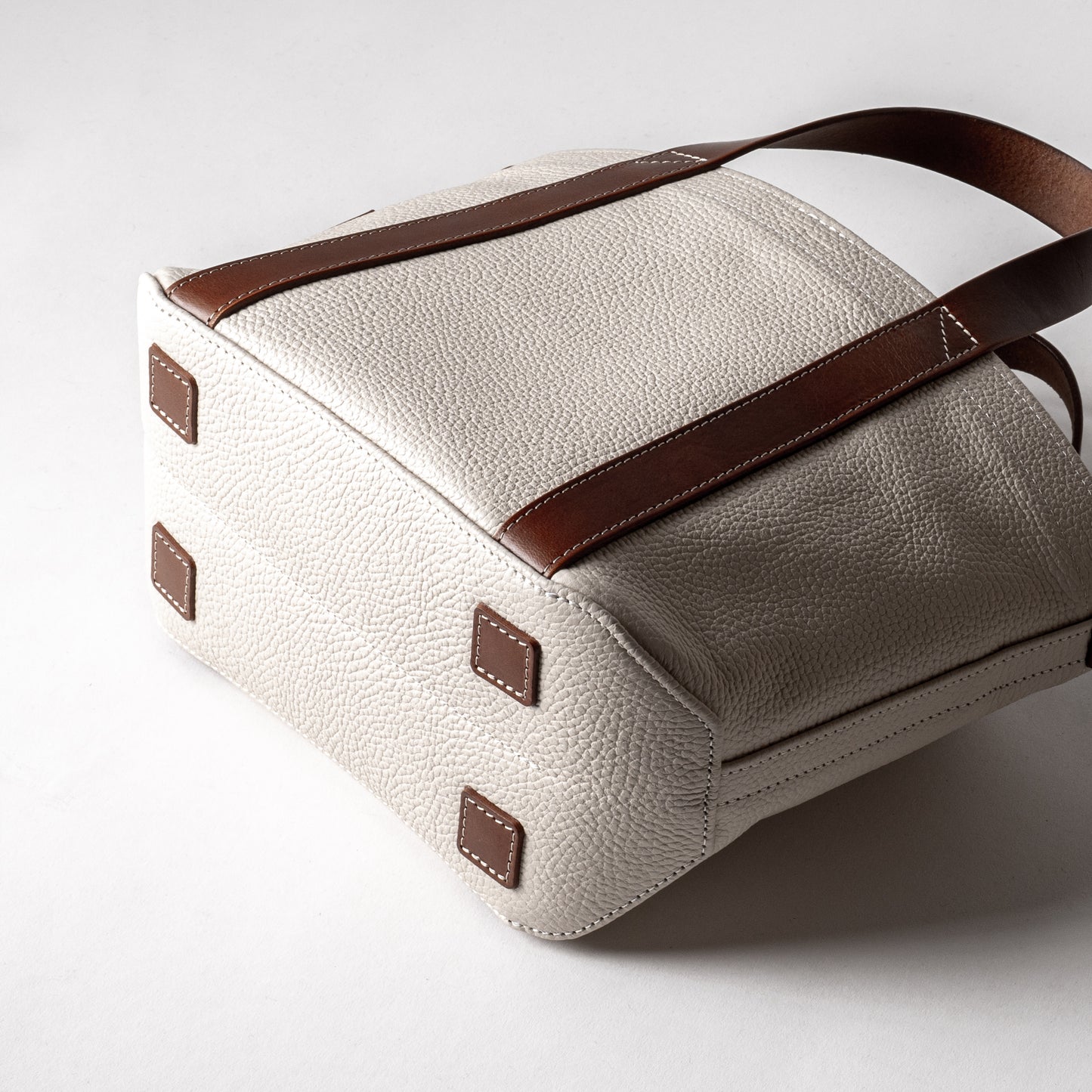 イタリア製レザーで仕立てた軽くて丈夫なトートS <オフホワイト off-white>