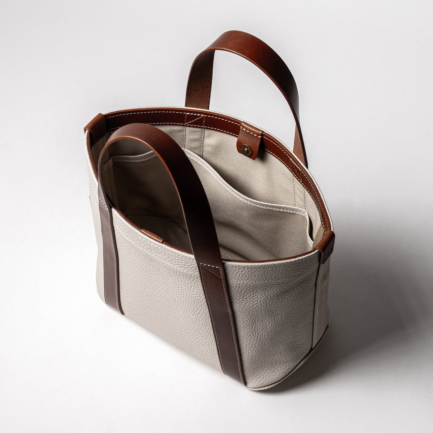 イタリア製レザーで仕立てた軽くて丈夫なトートS <オフホワイト off-white>