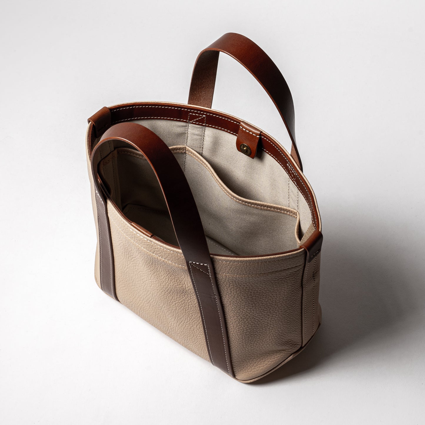 イタリア製レザーで仕立てた軽くて丈夫なトートS <ベージュ beige>