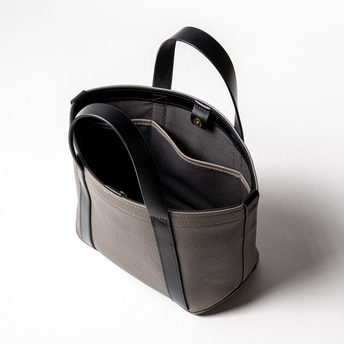 イタリア製レザーで仕立てた軽くて丈夫なトートS <トープ taupe>