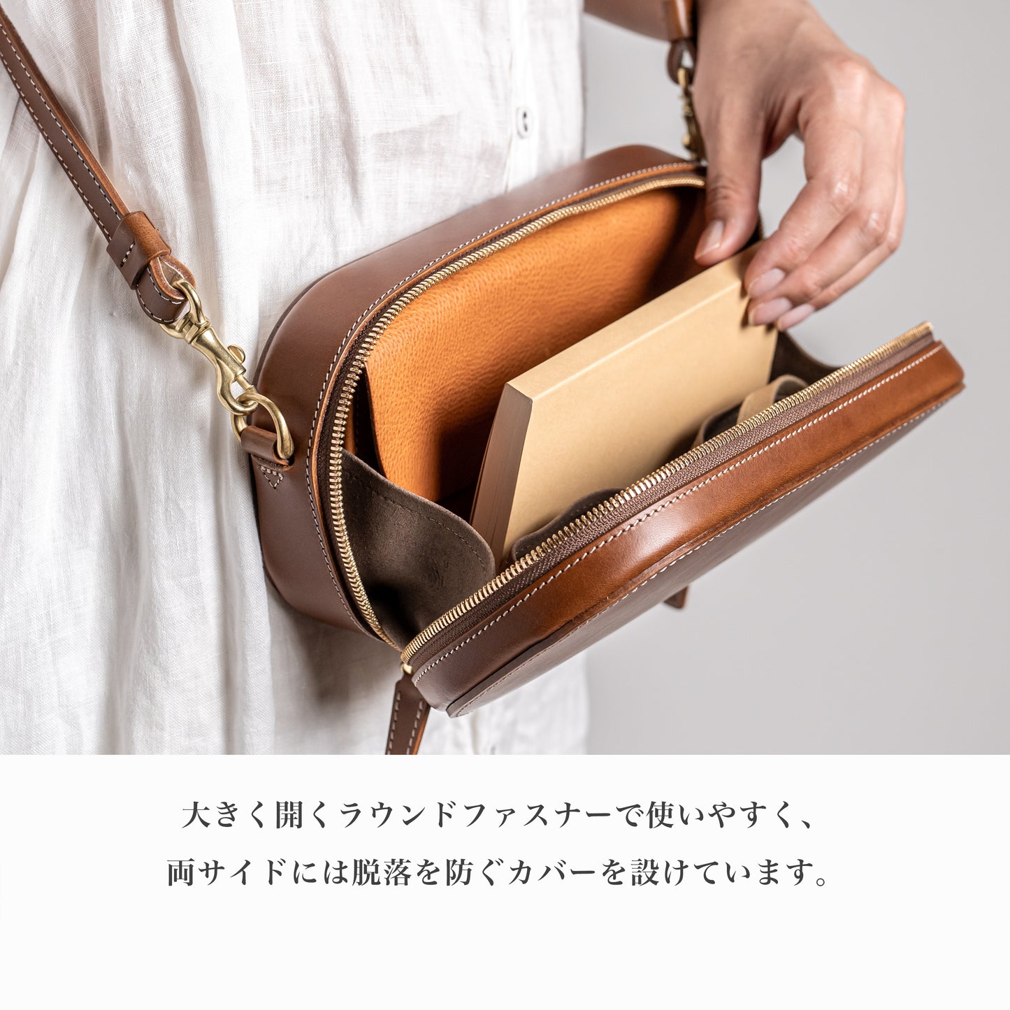 木型でかたちづくるレザーポシェット ブラック