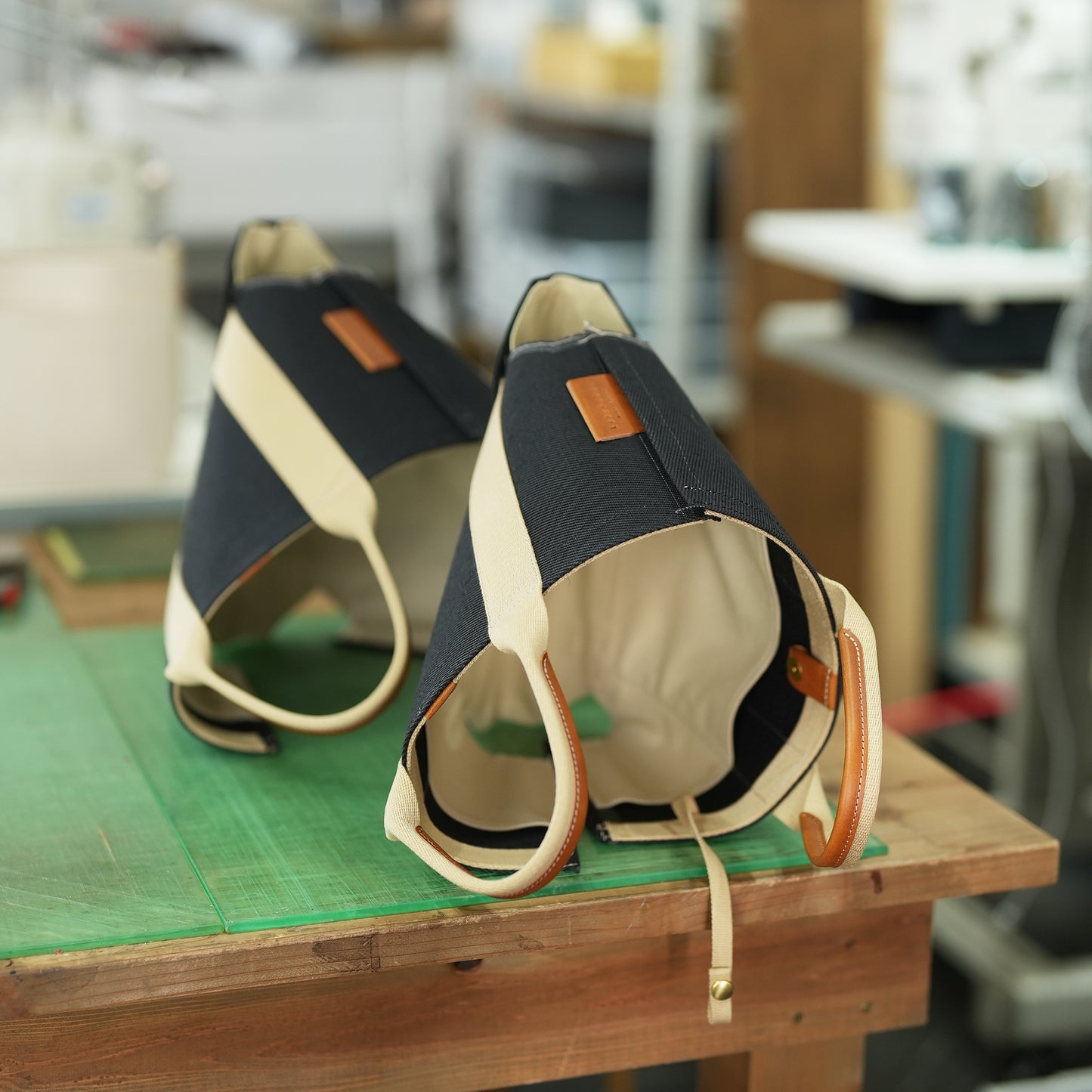 【秋冬限定カラー】倉敷の綿麻帆布とヌメ革で仕立てた 丈夫で軽量なトートS <ブラック×ベージュ>