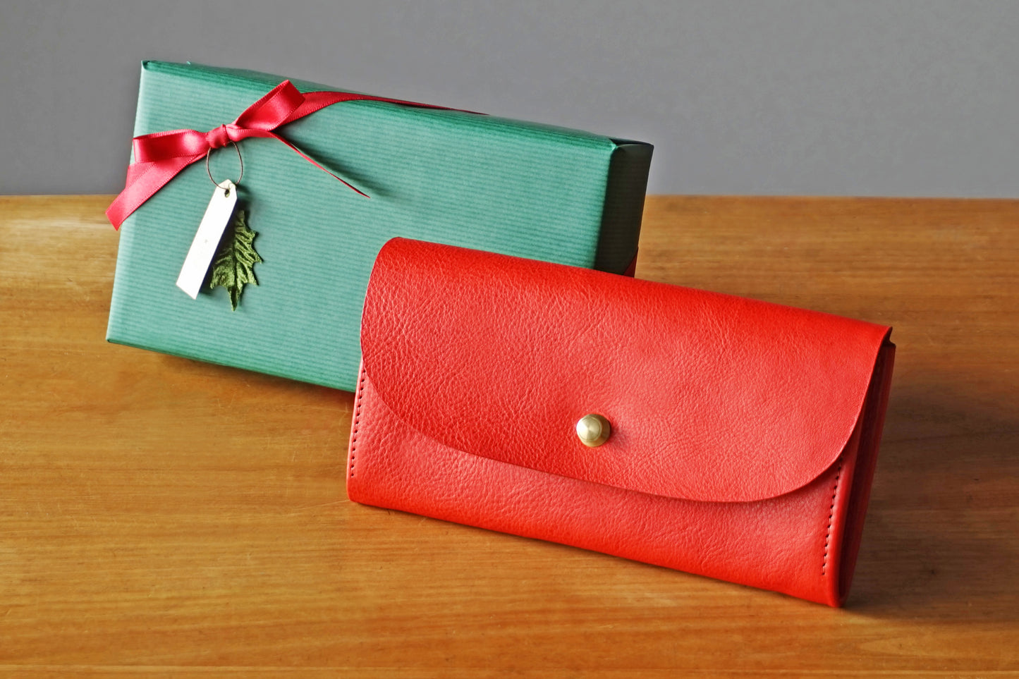 一枚革で仕立てた長財布 レッド(ラッピング無料) ギフト