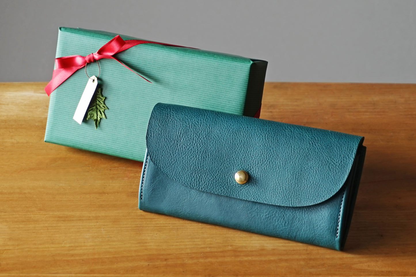 一枚革で仕立てた長財布 ブルー (ラッピング無料) ギフト