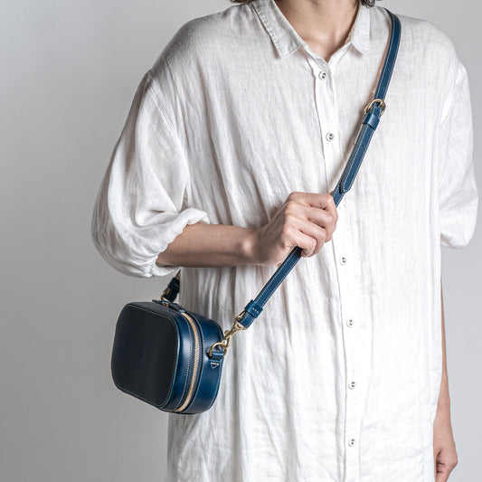 木型でかたちづくるレザーポシェット　ブルー