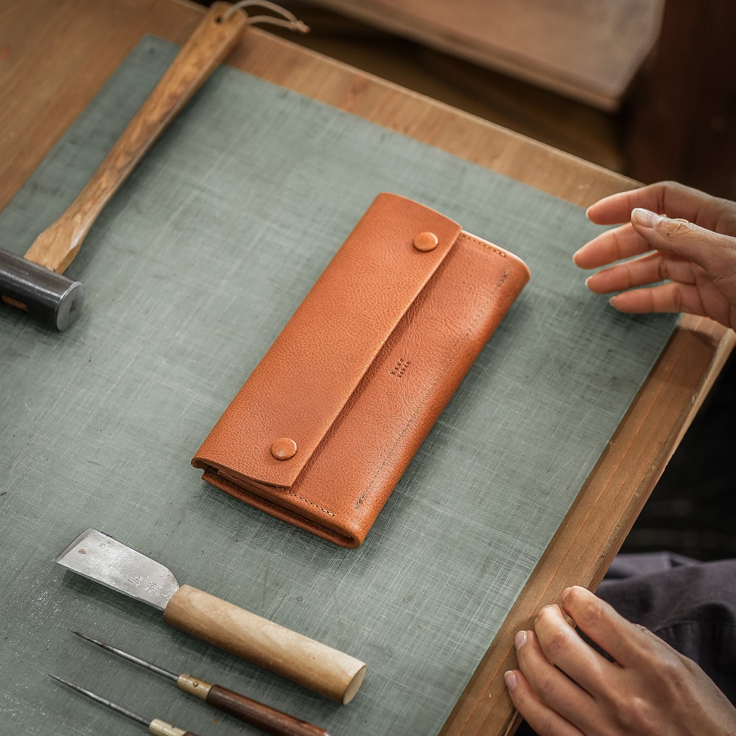 【金具を隠した一枚革】ふっくらと包み込む、くるみホックの長財布。イタリア革 ＜パープル＞