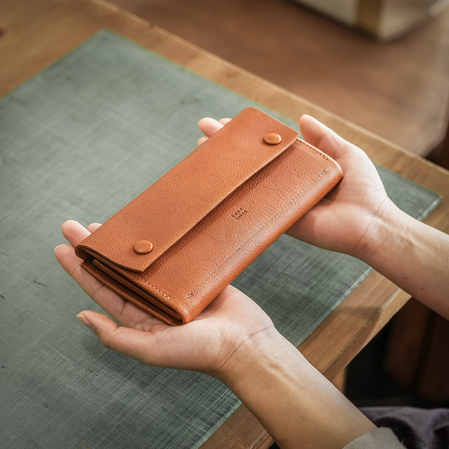 【金具を隠した一枚革】ふっくらと包み込む、くるみホックの長財布。イタリア革 ＜パープル＞