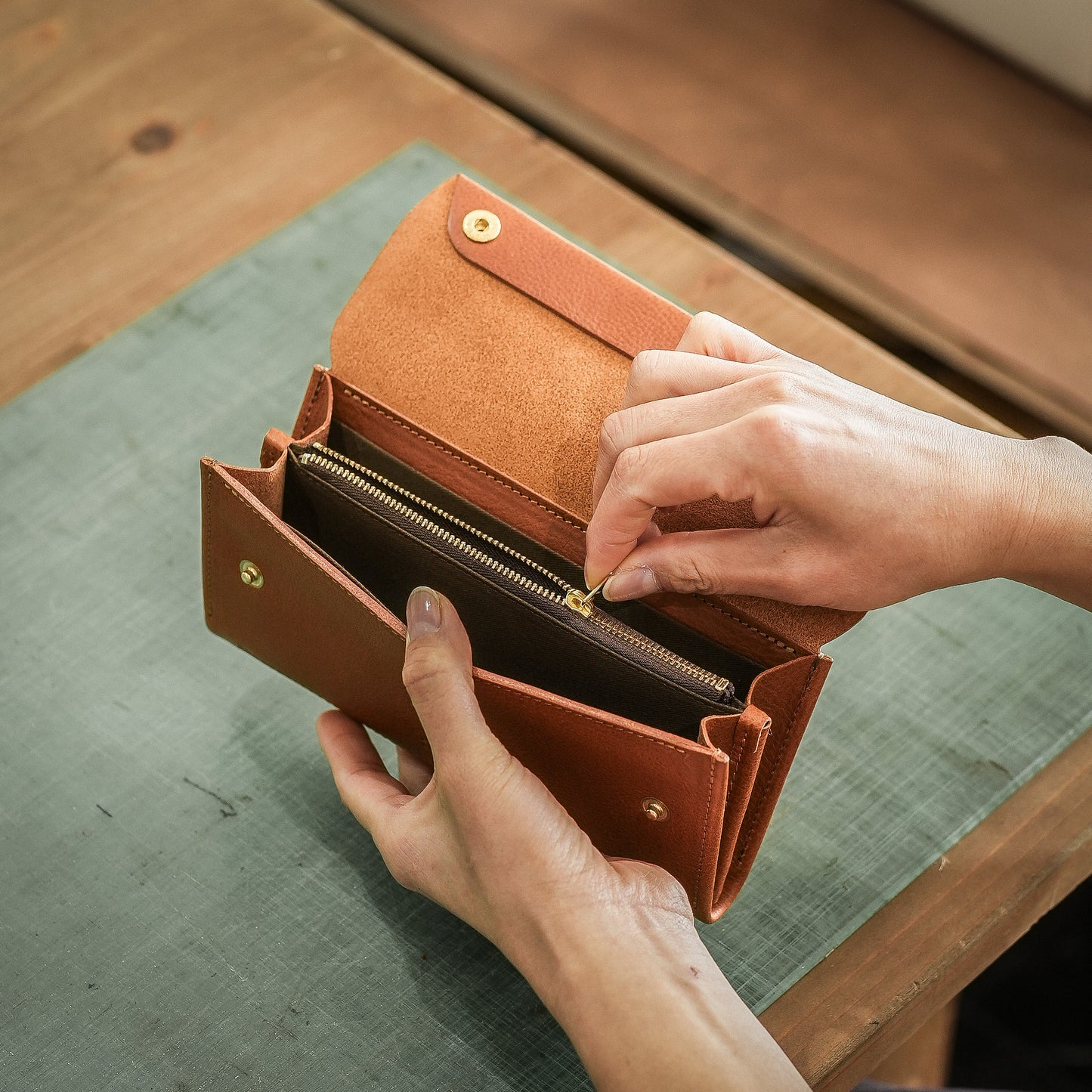 【金具を隠した一枚革】ふっくらと包み込む、くるみホックの長財布。イタリア革 ＜パープル＞