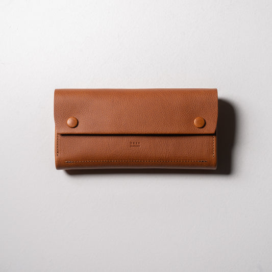 【金具を隠した一枚革】ふっくらと包み込む、くるみホックの長財布。イタリア革 ＜ブラウン＞