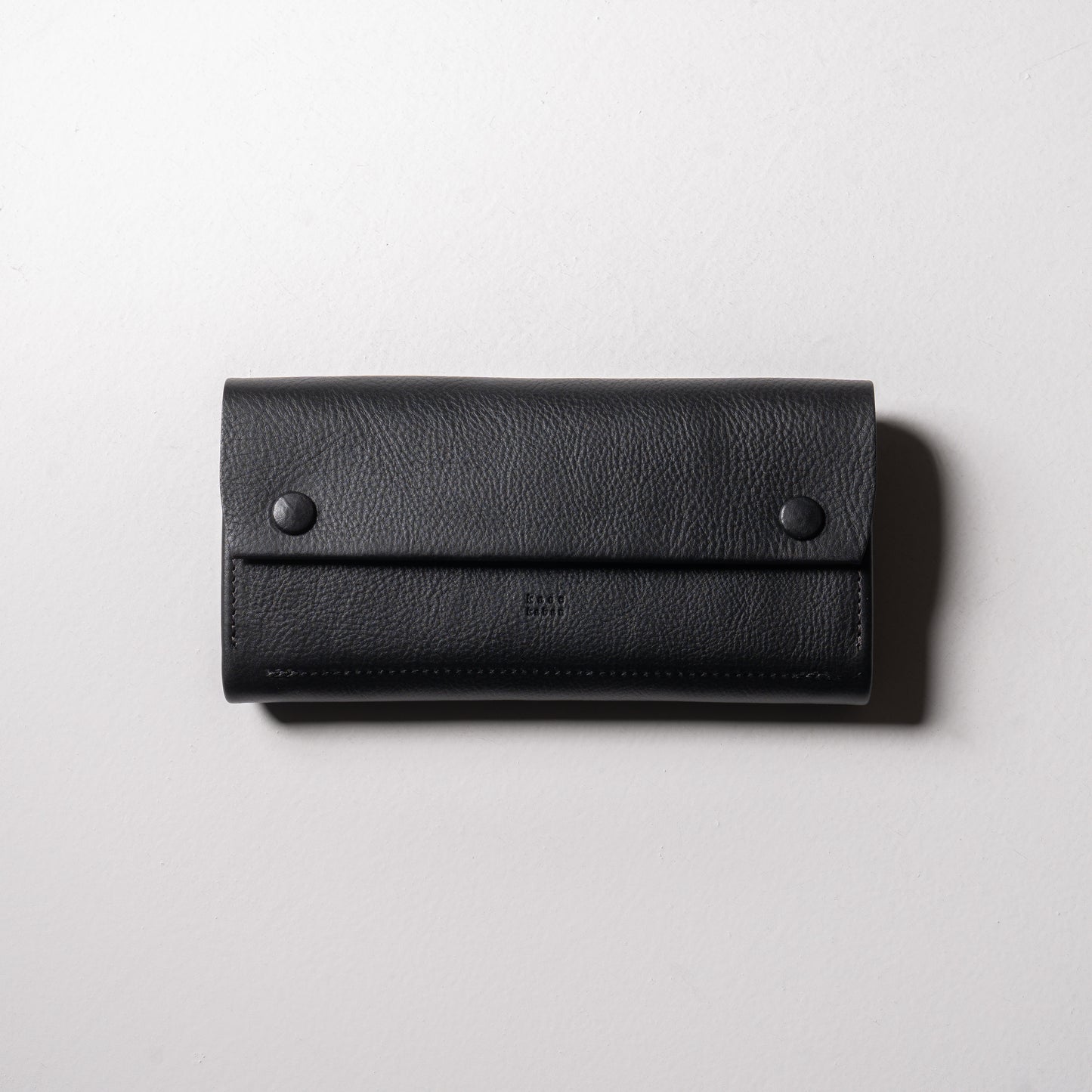 【金具を隠した一枚革】ふっくらと包み込む、くるみホックの長財布。イタリア革 ＜ブラック＞