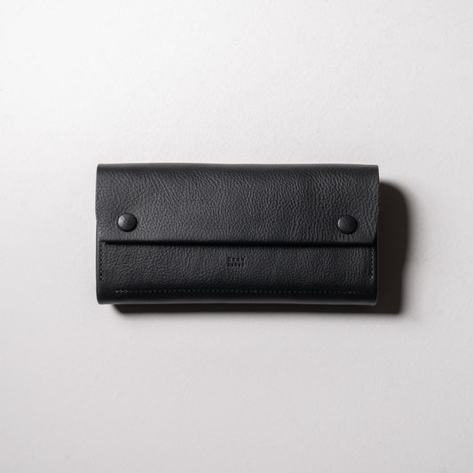 【金具を隠した一枚革】ふっくらと包み込む、くるみホックの長財布。イタリア革 ＜ブラック＞