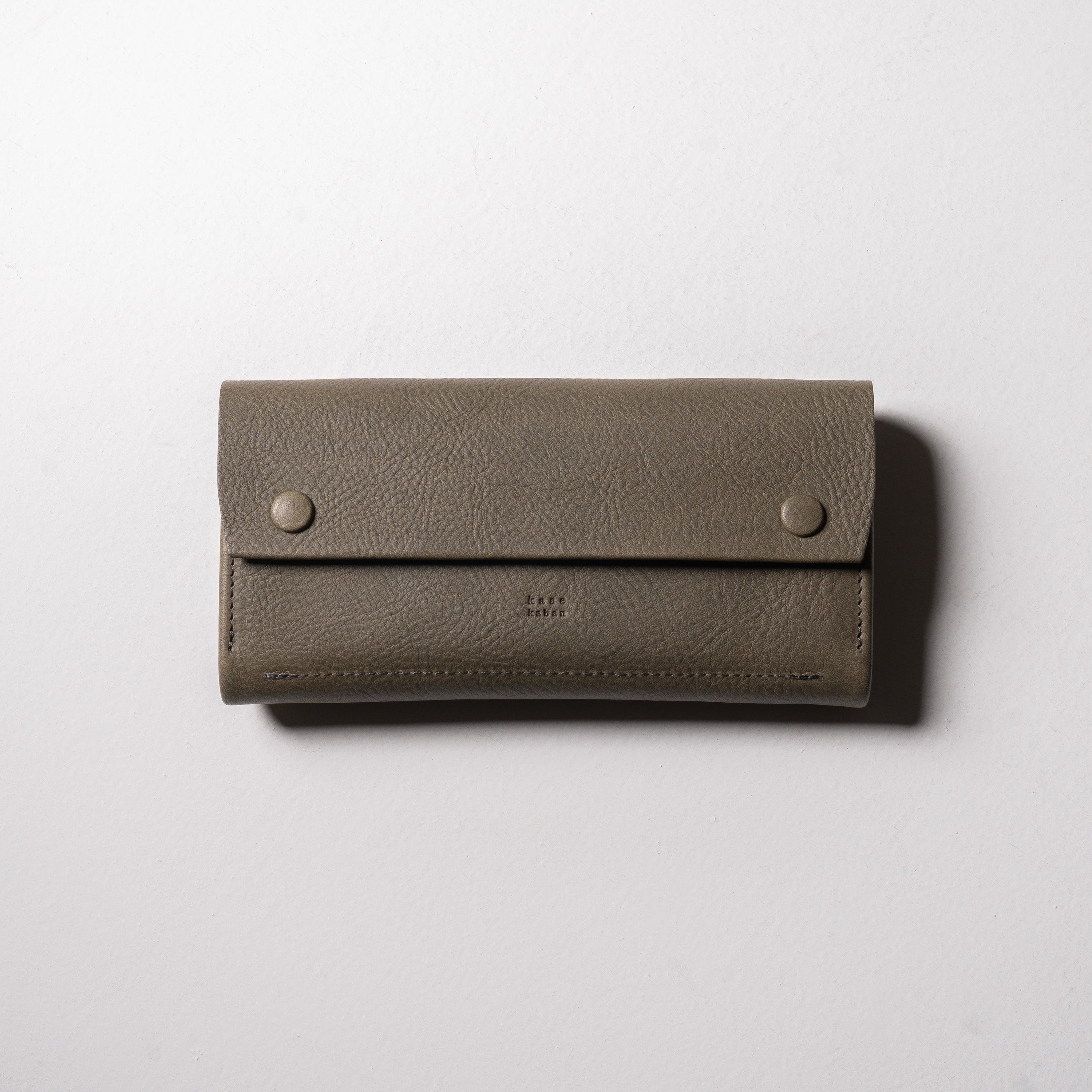 金具を隠した一枚革】ふっくらと包み込む、くるみホックの長財布