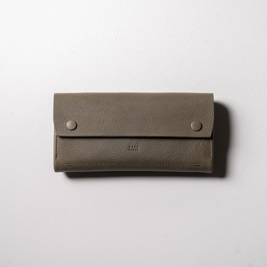 【金具を隠した一枚革】ふっくらと包み込む、くるみホックの長財布。イタリア革 ＜グリージオ＞