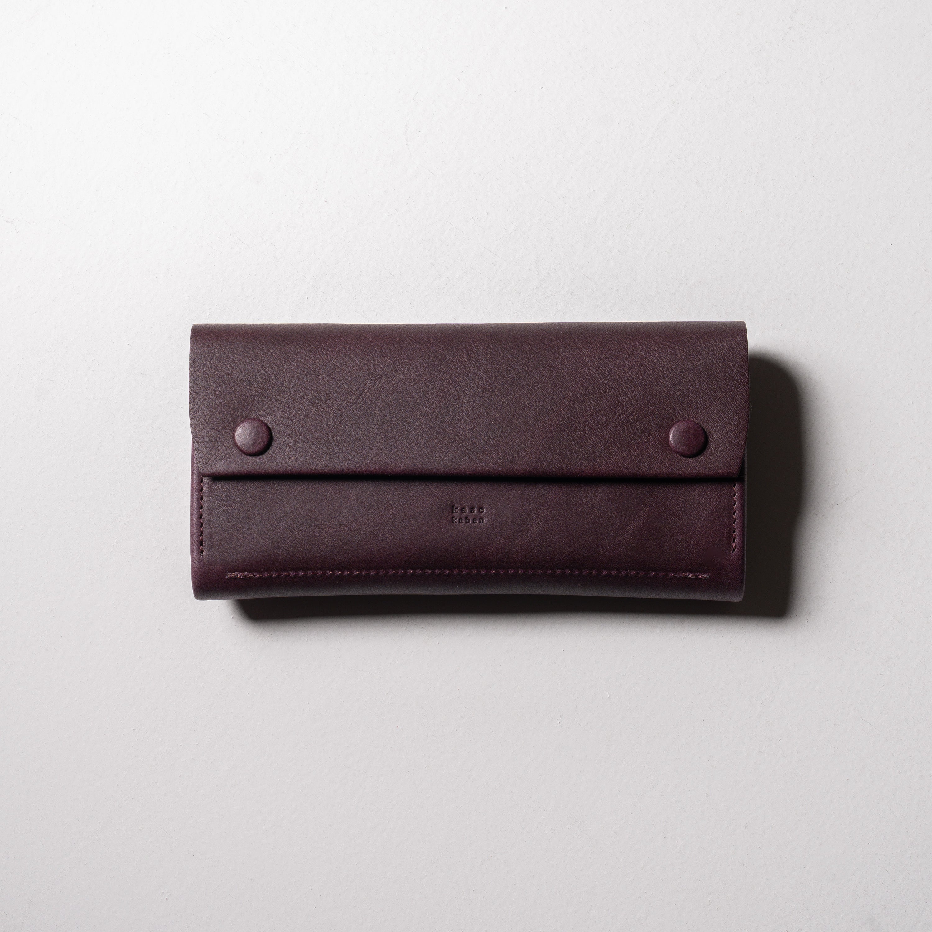 金具を隠した一枚革】ふっくらと包み込む、くるみホックの長財布