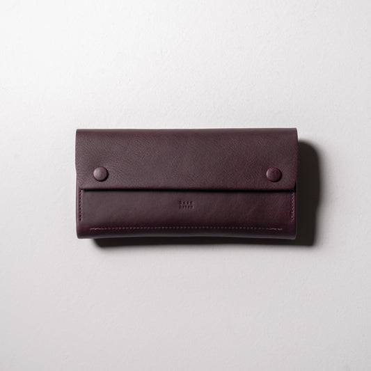 【金具を隠した一枚革】ふっくらと包み込む、くるみホックの長財布。イタリア革 ＜パープル＞