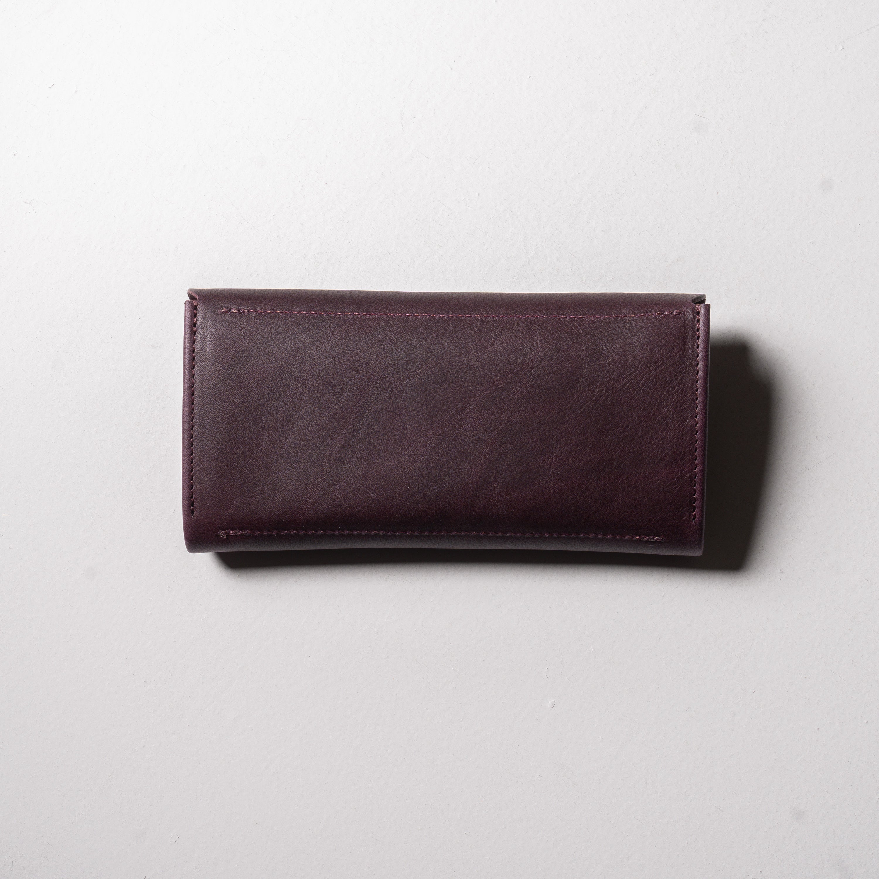 金具を隠した一枚革】ふっくらと包み込む、くるみホックの長財布