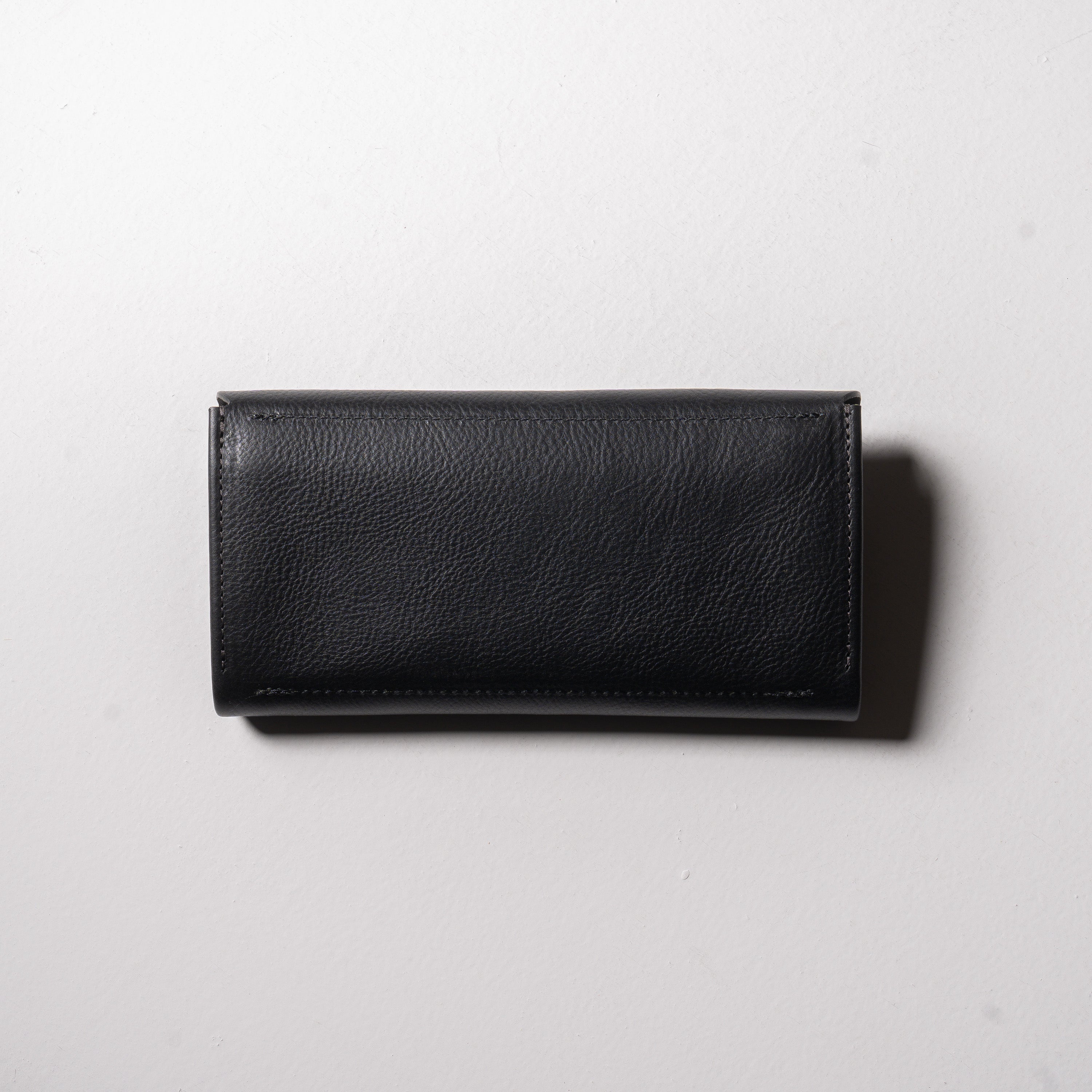 金具を隠した一枚革】ふっくらと包み込む、くるみホックの長財布