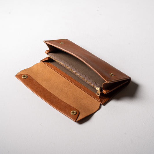 【金具を隠した一枚革】ふっくらと包み込む、くるみホックの長財布。イタリア革 ＜ブラウン＞