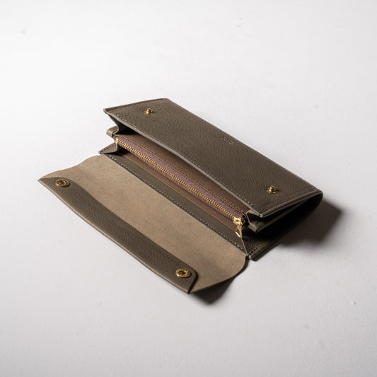 【金具を隠した一枚革】ふっくらと包み込む、くるみホックの長財布。イタリア革 ＜グリージオ＞