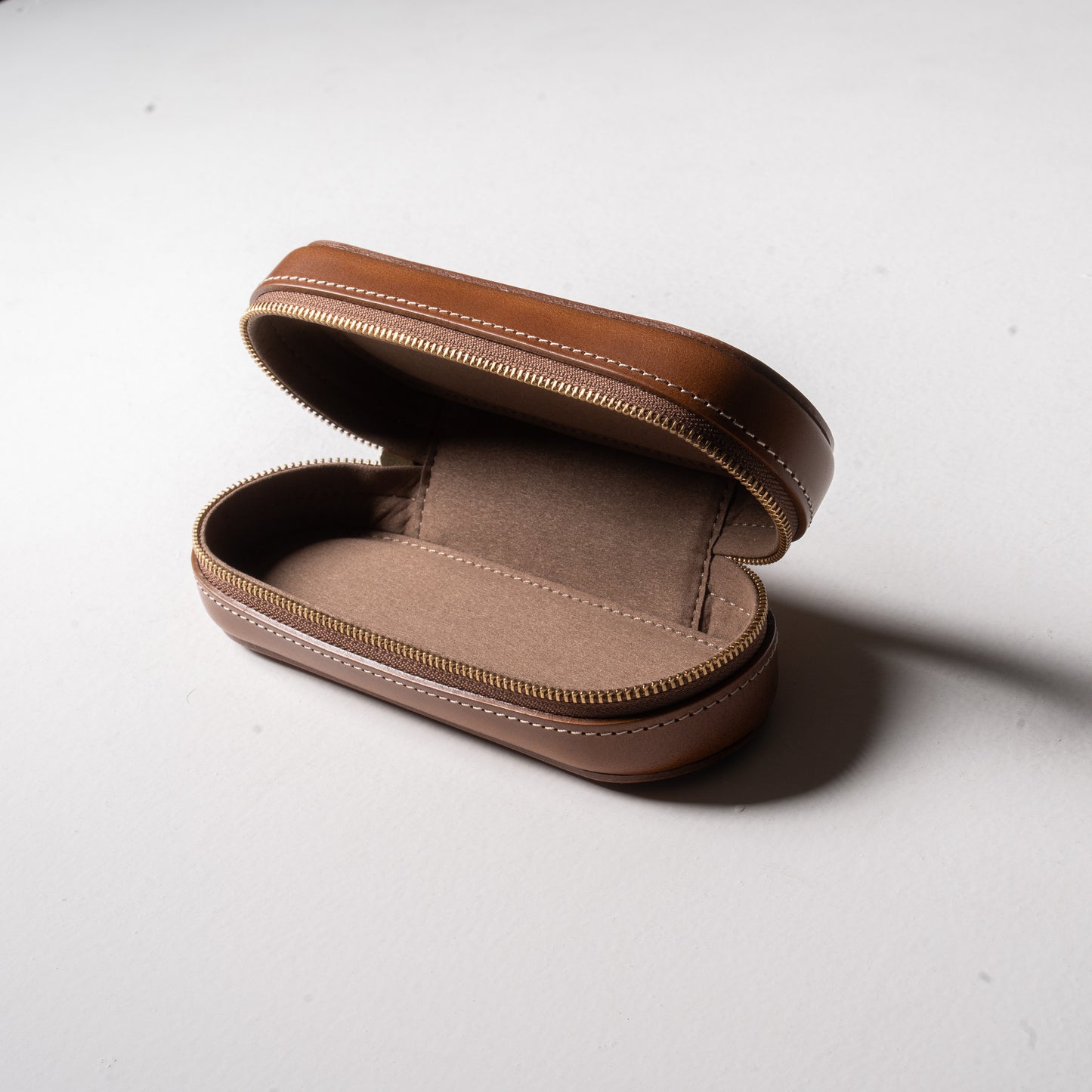 【革の宝箱】大切な眼鏡を守る、凛としたフォルム。イタリア革の立体メガネケース ＜ブラウン＞