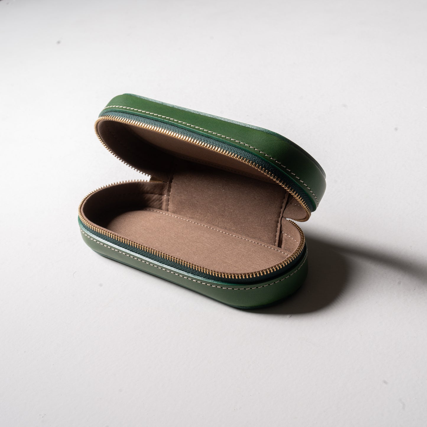 【革の宝箱】大切な眼鏡を守る、凛としたフォルム。イタリア革の立体メガネケース ＜グリーン＞