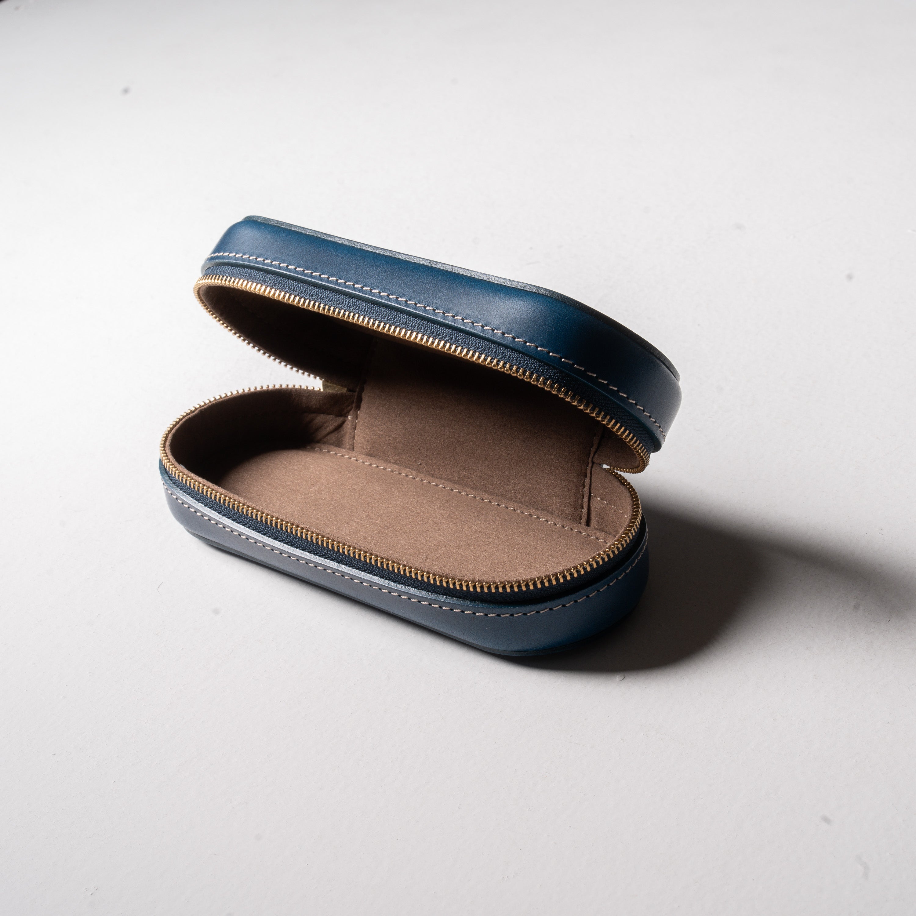 革の宝箱】大切な眼鏡を守る、優しい丸み。イタリア革の立体メガネ